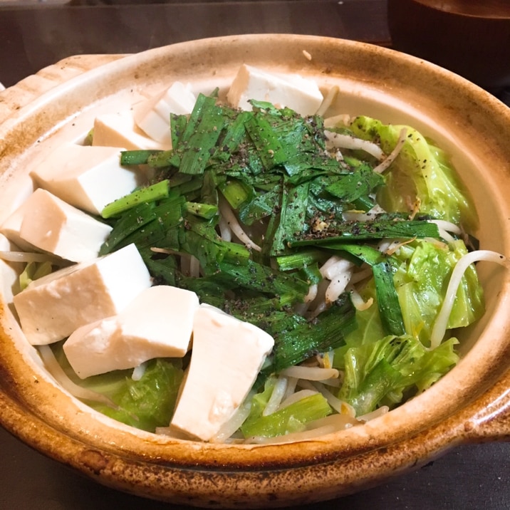 鶏の旨味が抜群!キャベツも甘い!簡単に作れるモツ鍋